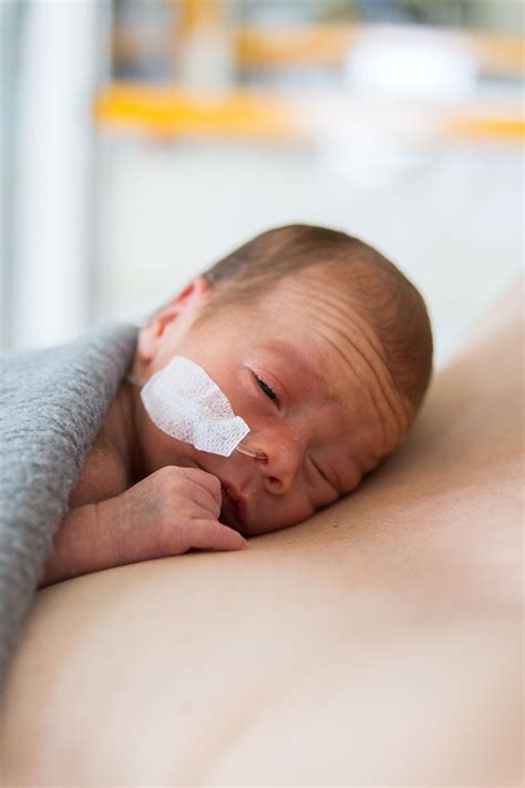 Quickly apply body lotion/ oil and baby talc and dress the baby. Omgaan met je premature baby in de kraamtijd - Kiind