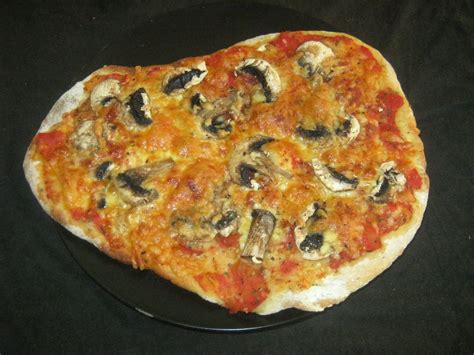 Pizza Funghi served on a black plate | Cooking recipes, Cooking, Recipes
