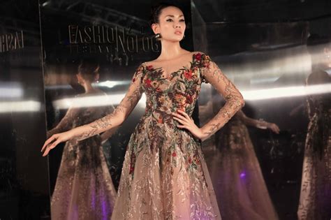 Gốc dân huyện cái nước, tỉnh cà mau, võ hoàng yên với vóc người tầm thước, đặc sệt chất miệt. Võ Hoàng Yến thu hút mọi ánh nhìn với thiết kế của Hoàng Hải