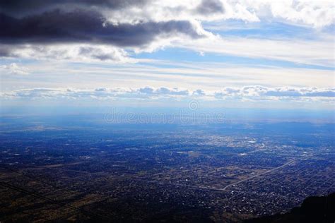 Die Stadt Von Albuquerque New Mexiko Von Den Sandia Mountians Stockbild