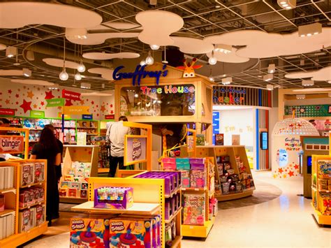 New Toys R Us First New Store Now Open In Garden State Plaza Chegospl