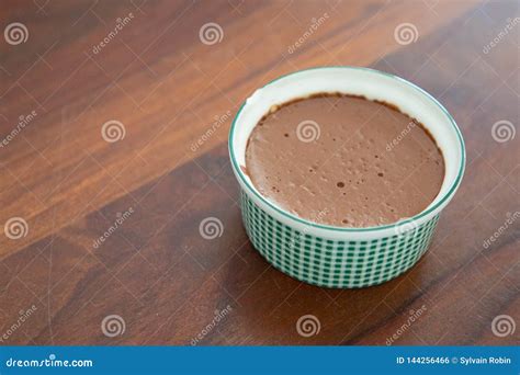 dessert fuso del cacao di turbinio della mousse di cioccolato in vaso fotografia stock