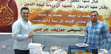 بحبك يا مسلم شاب قبطي يوزع وجبات إفطار على الصائمين في شوارع سوهاج صور