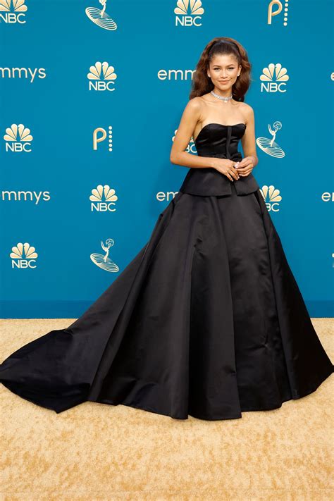 Zendaya Ihr Valentino Kleid War Der Eigentliche Star Der Emmys 2022