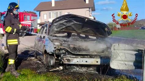 Auto In Transito Avvolta Dalle Fiamme Paura Per Un Enne