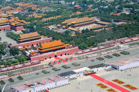 Soldiers again fired hundreds of rounds towards angry crowds gathered outside tam (6/4). 高清大图：航拍抗战胜利日阅兵现场--天水在线