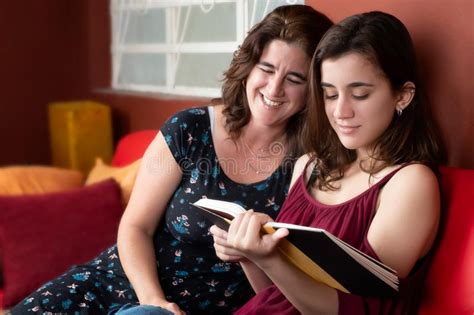 Spaanse Tiener En Haar Mamma Die Een Boek Lezen Stock Foto Image Of