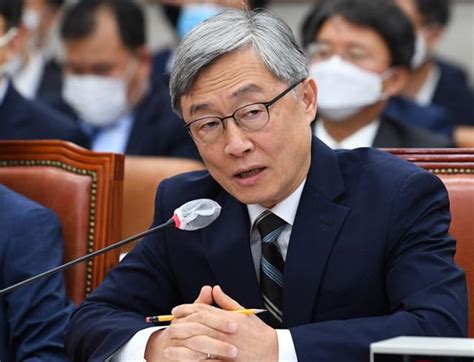 대권 도전 여부에 대해서는 말을 아끼면서도, 대한민국의 앞날을 위해 어떤 역할을 해야 할지 고민하겠다고 가능성을 열어뒀다. 최재형 감사원장 사퇴 요구까지... 與, 3시간 넘게 '중립성' 공격