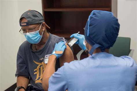 Moderna says it is a great day and they plan to apply for approval to use the vaccine in the next few weeks. Vacuna contra COVID-19 de Moderna: ALCANZÓ EL 94.5 POR ...