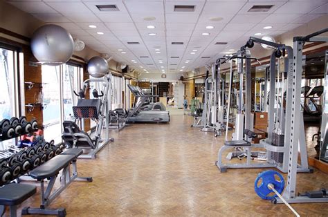 Difference Between Fitness Centers Gyms And Health Clubs Caloriebee