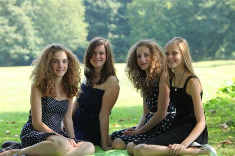 Groupe De Jeunes Amis Féminins Adolescents Heureux Des Vacances Dété