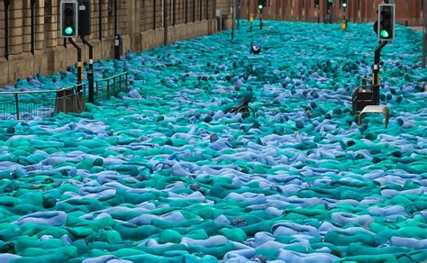 Naked Volunteers Painted In Blue Participate In Spencer Tunick S Sea Of Hull Installation