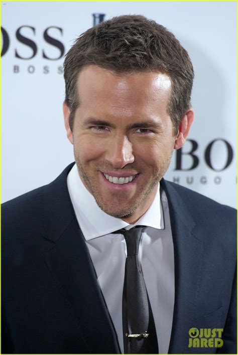 Photo Ryan Reynolds Wears Suit Tie Sexy Smile For Boss Event 09