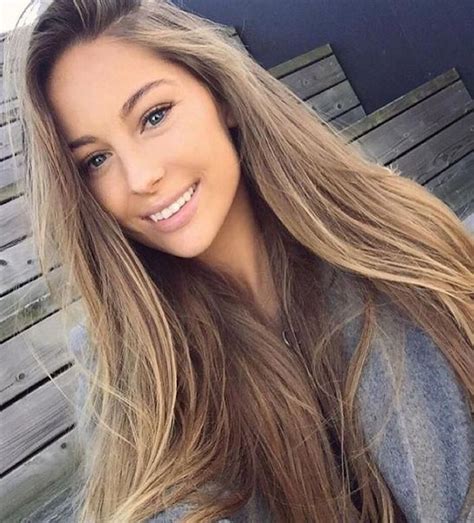 Ein Hübsches Mädchen Mit Langem Glatten Haar Lächelt Hellbraune Haare