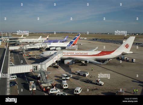 Busy Airport Stock Photos And Busy Airport Stock Images Alamy