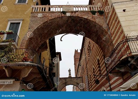 Arco Della Costa In Verona Editorial Stock Image Image Of Erbe 171804884
