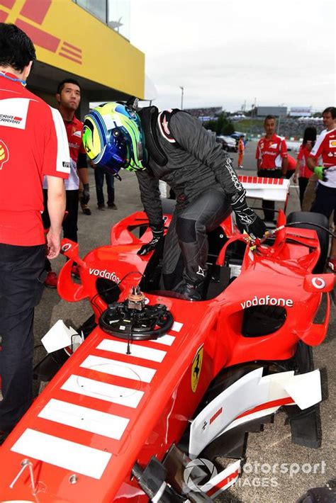 Häkkinen a világbajnok McLarenjét Massa a os Ferrarit vitte pályára Japánban