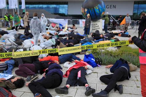 Umbruch Bildarchiv Fotos VW tötet Protest bei der Hauptversammlung