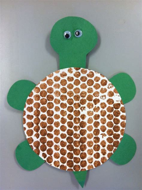 This summer, keep your arts and crafts nice and simple by using everyday materials you already. Bubble wrap painting turtle shell Turtle preschool art ...
