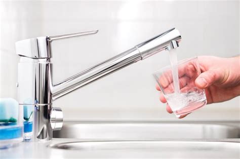 Erst ab dem dritten eingeführten beikostbrei, also etwa im alter von sechs monaten, sollten babys zusätzlich zu den letzten vorhandenen milchmahlzeiten wasser zum trinken bekommen. Ab wann Babys Wasser trinken sollten und wie sie es lernen