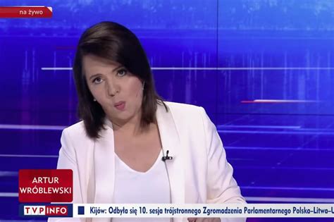 Informację jako pierwszy podał 24 kwietnia nieoficjalnie portal dorzeczy.pl. Dziwne miny Holeckiej w TVP. Co zrobiła podczas rozmowy z ...