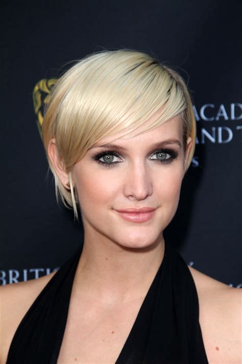 Who Is Ashlee Simpson 5 Facts About The Pieces Of Me Singer