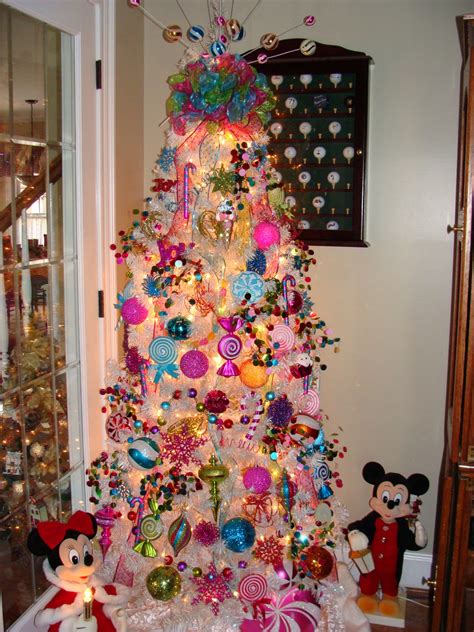 Once i left our live christmas tree up in the basement until well into february. 45 Amazing Disney Christmas Tree Decorations Ideas ...