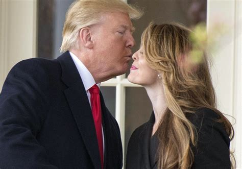 В Сети высмеяли Дональда Трампа за неудачную попытку дважды поцеловать