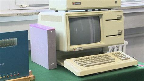 Apple 1 From 1976 Signed By Wozniak Sells For 650000 Bbc News