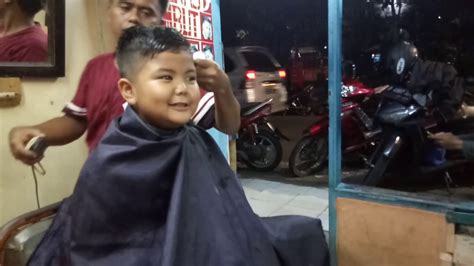 Belajar gunting rambut wanita#1 ( tutorial potong rambut pemula). Saatnya potong Rambut - YouTube