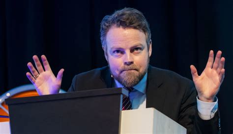 Høyre (present tense høyrer, past tense høyrde, past participle høyrt, passive infinitive høyrast, present participle høyrande, imperative høyr). Høyre garanterer streng innvandringspolitikk - Document