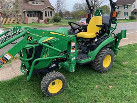 John Deere 1025r Utility Tractor Wloader And Backhoe Only 158 Hours