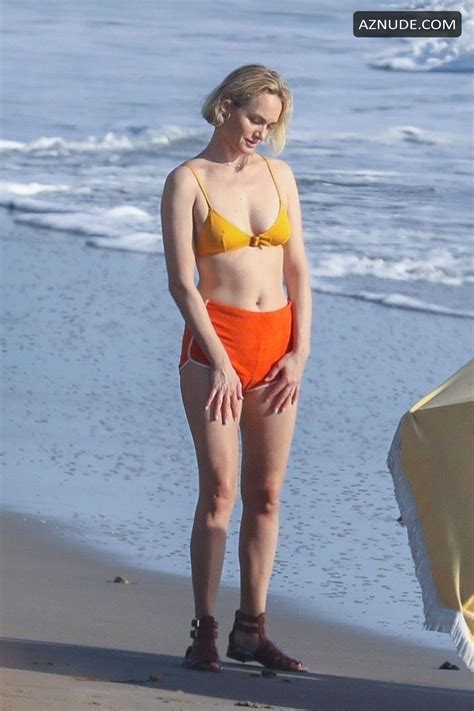 Amber Valletta Poses In A Bikini With A Big Umbrella In The Shores On The Beach In Malibu Aznude