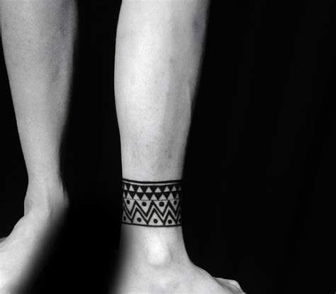 Los tatuajes de tobilleras tribales resultan una forma interesantísima de decorar las piernas. 60 Tatuajes de tobillo para hombres - Ideas de diseño para la parte inferior de la pierna