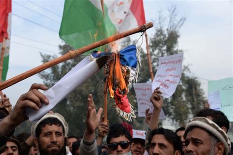 Flags and banners have always played an important role in iranian culture and politics. G1 - Protesto anti-Charlie Hebdo queima bandeiras ...