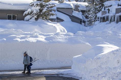 Photos Of A Mammoth Snowfall California Town Gets Hit With 10 Feet