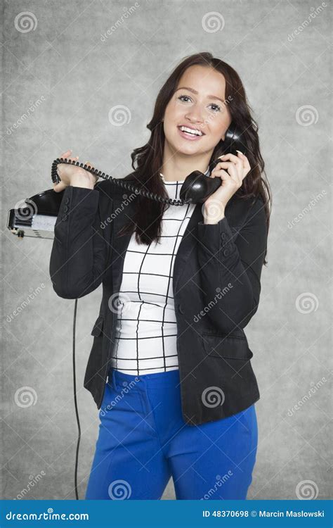 Gelukkige Secretaresse Die Op De Telefoon Spreken Stock Foto Image Of