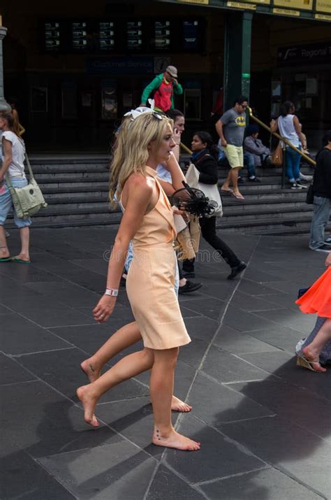 Femme Aux Pieds Nus Retournant De Melbourne Cup Image Stock Ditorial