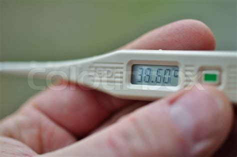 omgangssyge og termometer viser feber stock foto colourbox