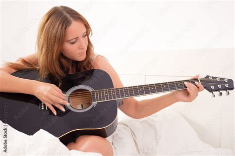 Junge Frau Mit Gitarre Im Bett Stock Foto Adobe Stock