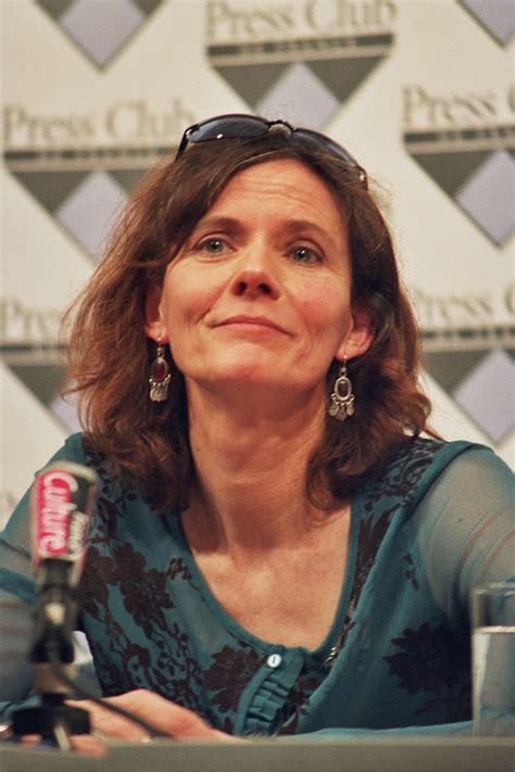 Elle a été pendant vingt ans journaliste à libération, puis a rejoint le nouvel observateur en 2006. Florence Aubenas - Wikipedia