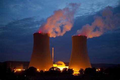 بحث عن الطاقة النووية واستخداماتها واضرارها