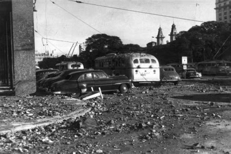 El 16 de junio, aviones navales arrojan bombas sobre la casa de gobierno, que debía ser asaltada el 16 de junio de 1955 treinta aviones de la marina de guerra y la fuerza aérea descargaron catorce toneladas de. Archivo Infojus Noticias