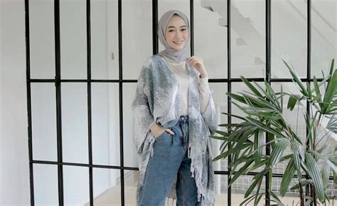 5 Inspirasi Outfit Abu Abu Untuk Hijabers Siap Tampil Chic Dan Effortless