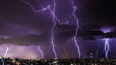 Lightning Storm Blazes Across Queensland Skies Bbc News