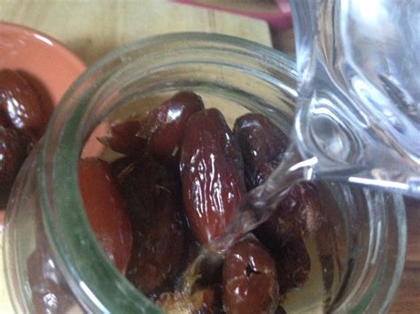 Jus kurma dicampur susu merupakan salah satu cara menikmati buah kurma disertai susu. Buat sendiri susu kurma. Resepi jimat, paling mudah dan ...