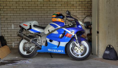 I would be grateful of any contributions — sales brochures, magazine ads, magazine articles, pictures, specs, facts, corrections etc. 1999 Suzuki GSX-R 600: pics, specs and information ...