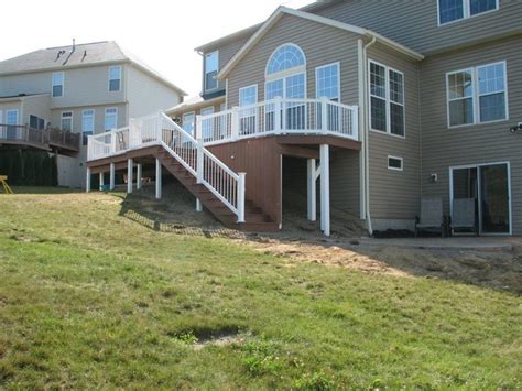 Deck With Walkout Basement Classique Terrasse En Bois Cleveland