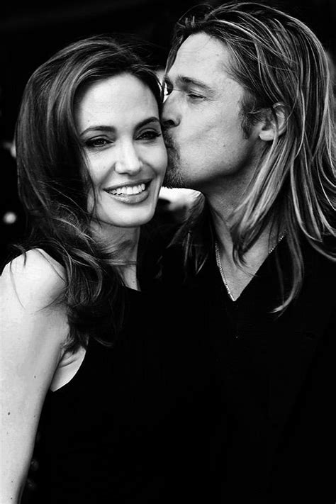 Pin By 𝒦𝒾𝓇𝒶 ℰ𝓁𝒾𝓏𝒶𝒷ℯ𝓉𝒽 On → Women Celebrity Couples Angelina Jolie Kiss Brad Pitt And