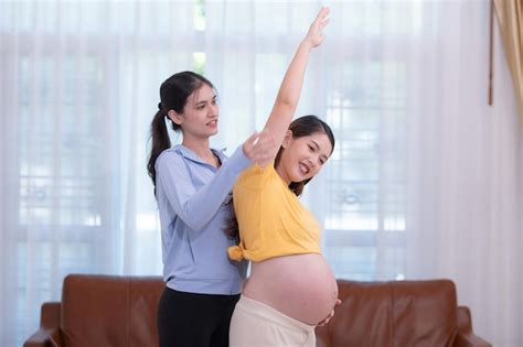 Mujer Embarazada Asiática Feliz Con Una Profesora De Yoga Que Enseña Yoga Del Embarazo En Su